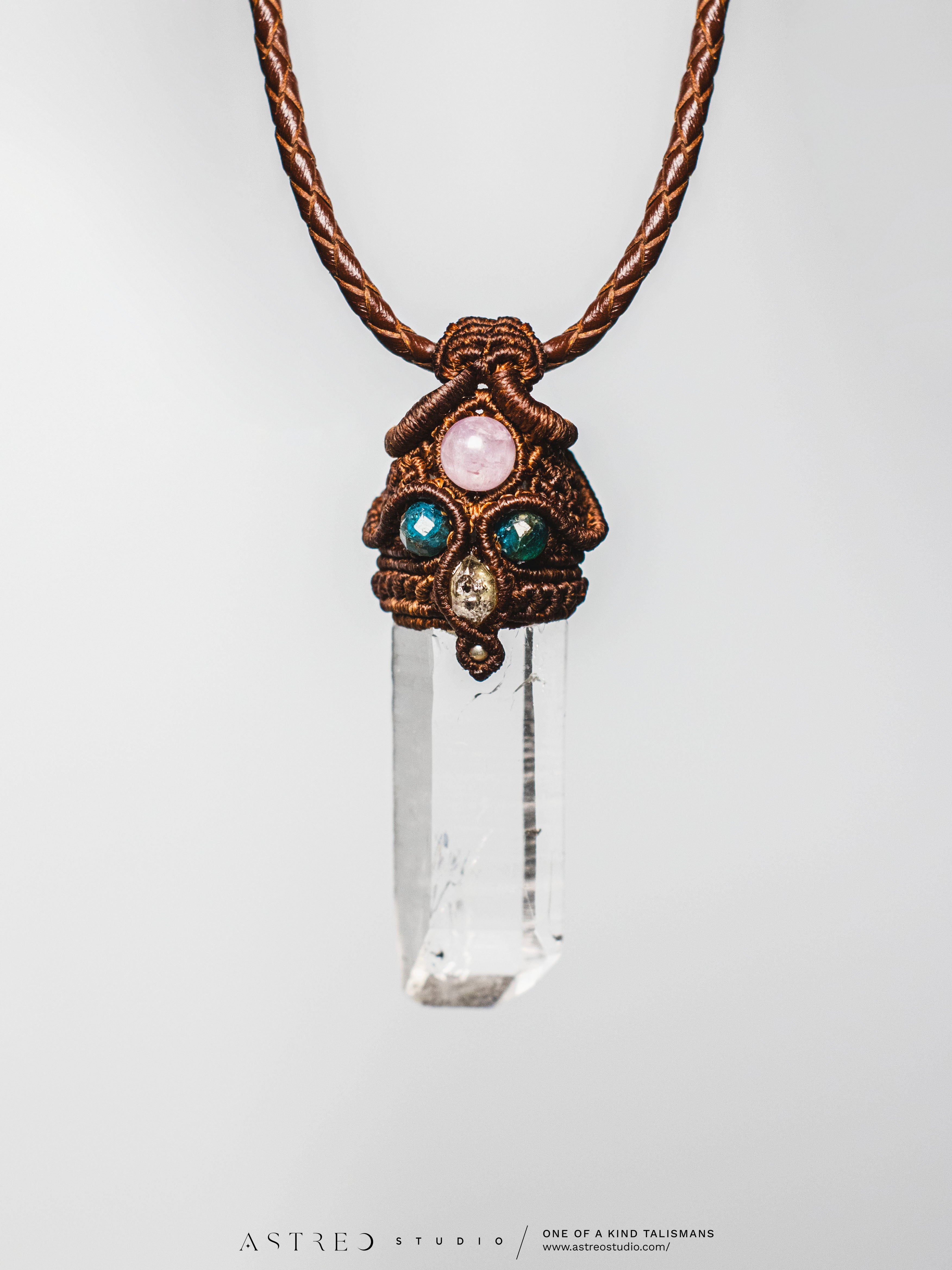 Collar Macrame Cuarzo Maestro IV: Tabular con Inclusiones Minerales