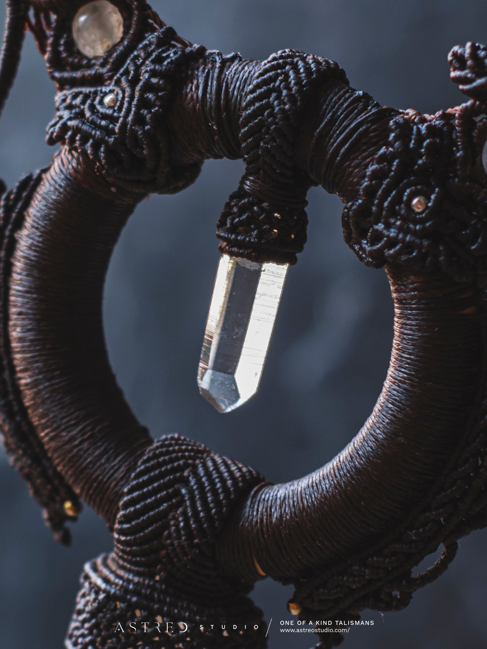 "We Are All One" | Collar Macrame con Cuarzo Gemelo Golden Healer Blue Smoke