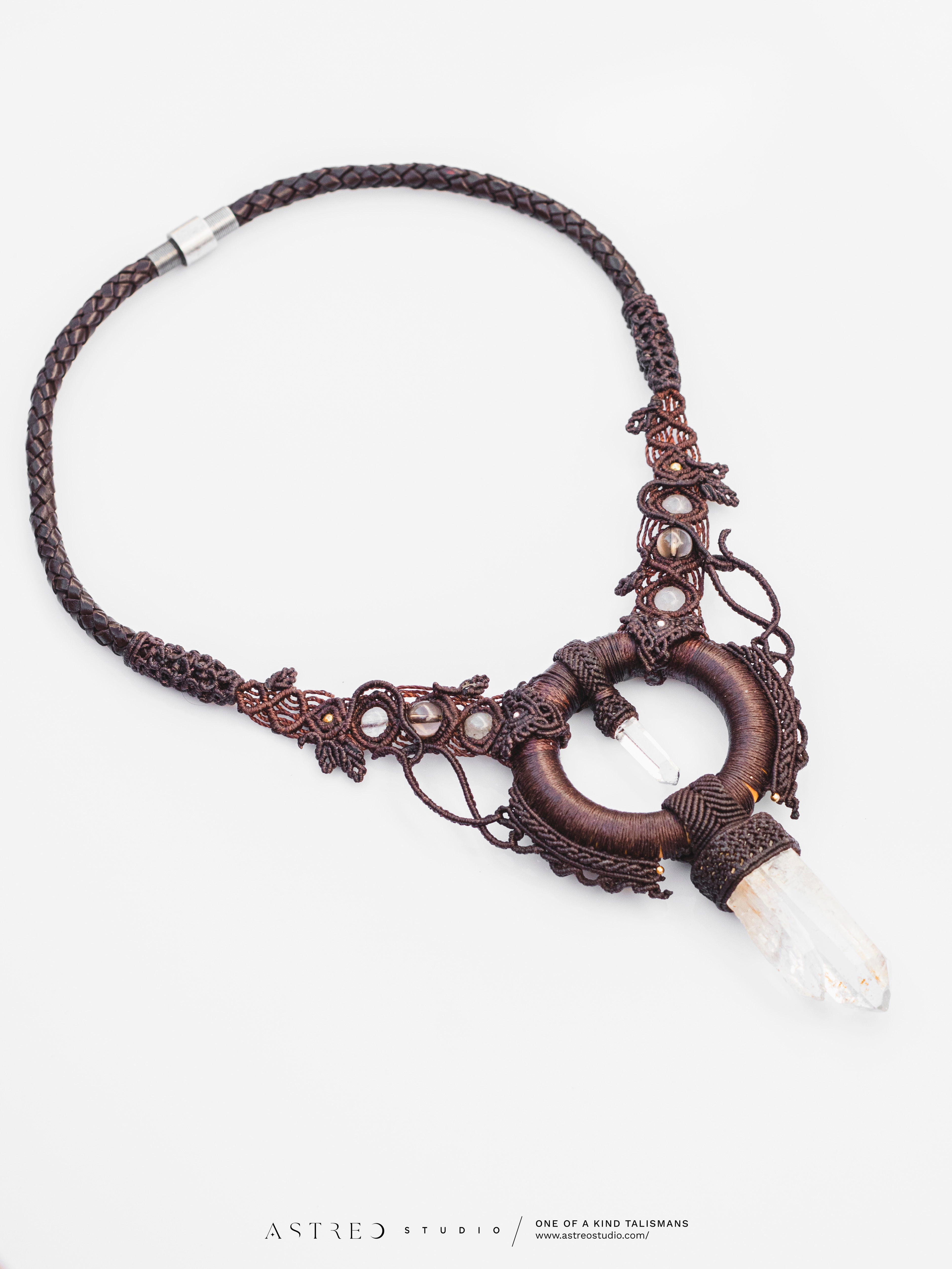 "We Are All One" | Collar Macrame con Cuarzo Gemelo Golden Healer Blue Smoke