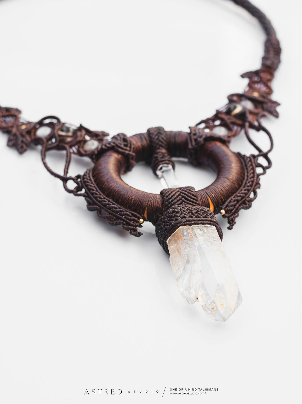 "We Are All One" | Collar Macrame con Cuarzo Gemelo Golden Healer Blue Smoke
