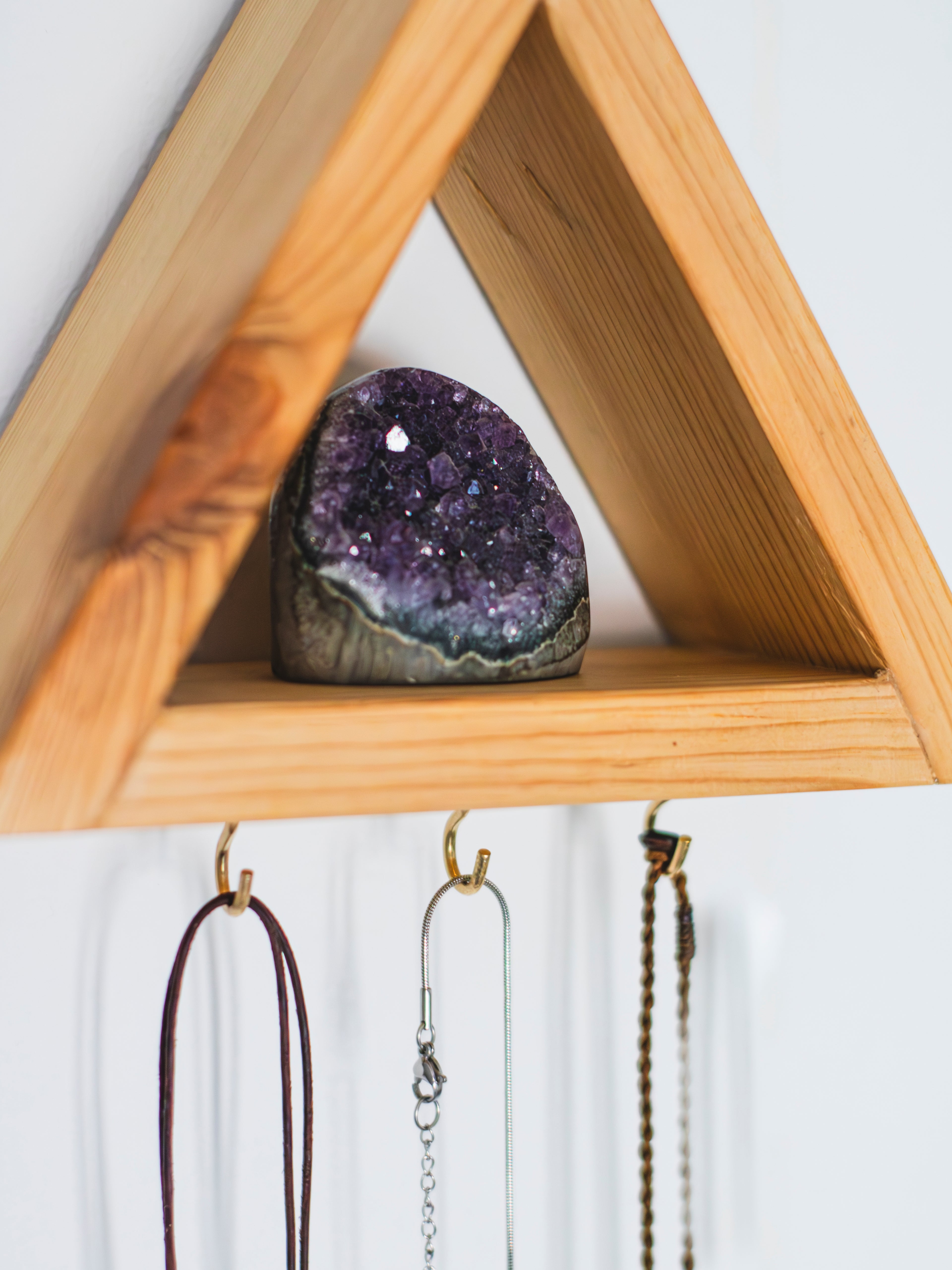 Estantería Altar Triangular para Minerales y Joyas: "Atlantis"