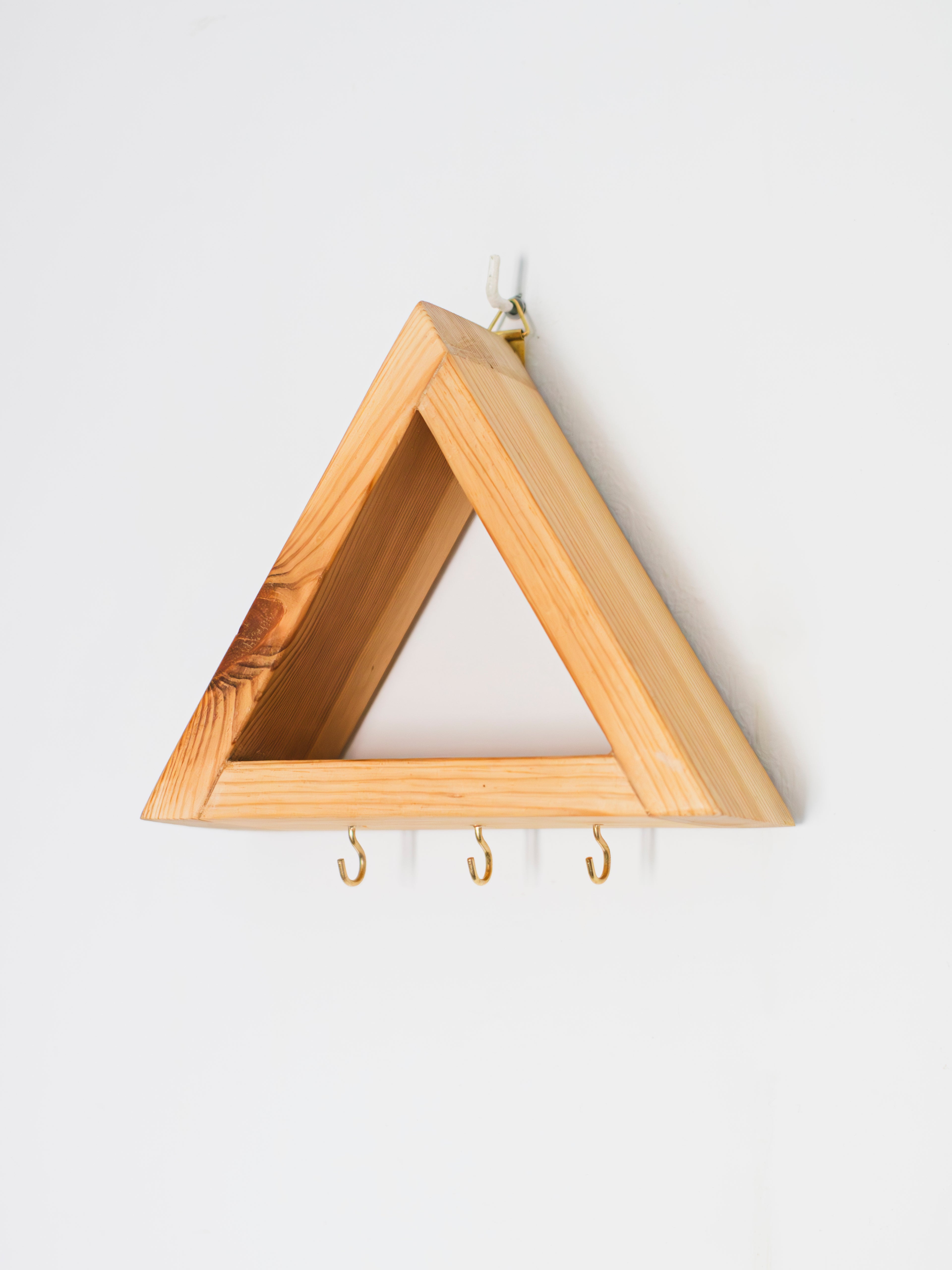 Estantería Altar Triangular para Minerales y Joyas: "Atlantis"