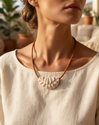 Leren ketting met fossiel koraal