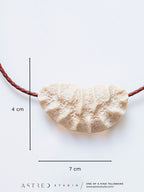 Leren ketting met fossiel koraal
