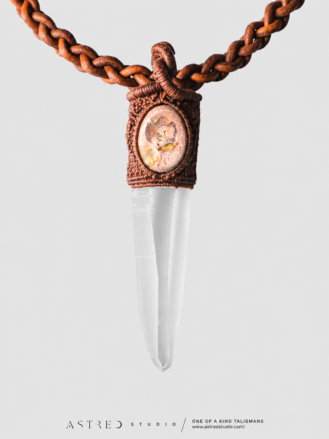 Collar Macrame y Cuero con Cuarzo Lemuriano y Ópalo de Fuego