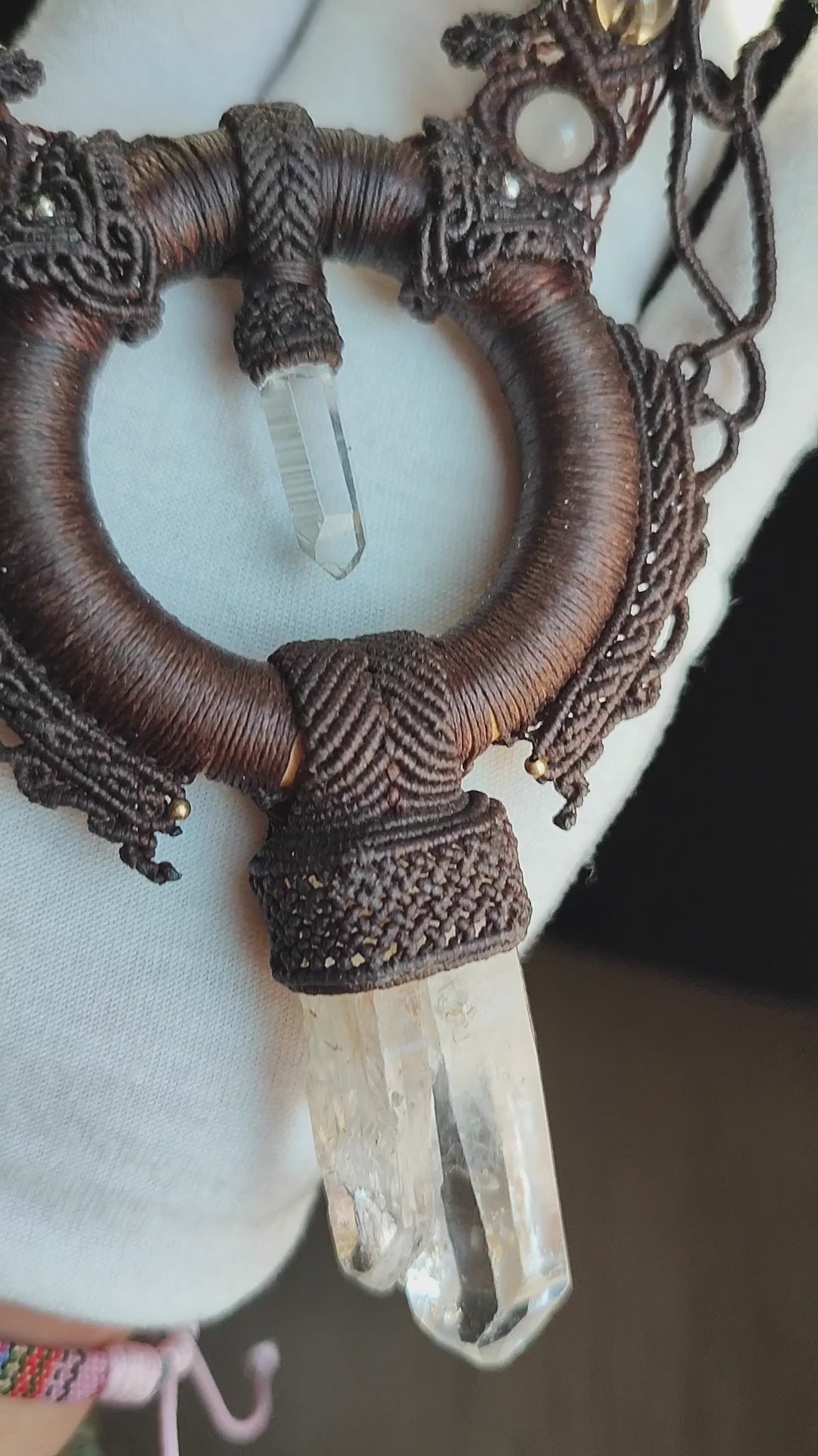 "We Are All One" | Macramé ketting met Golden Healer Blue Smoke Tweelingkwarts