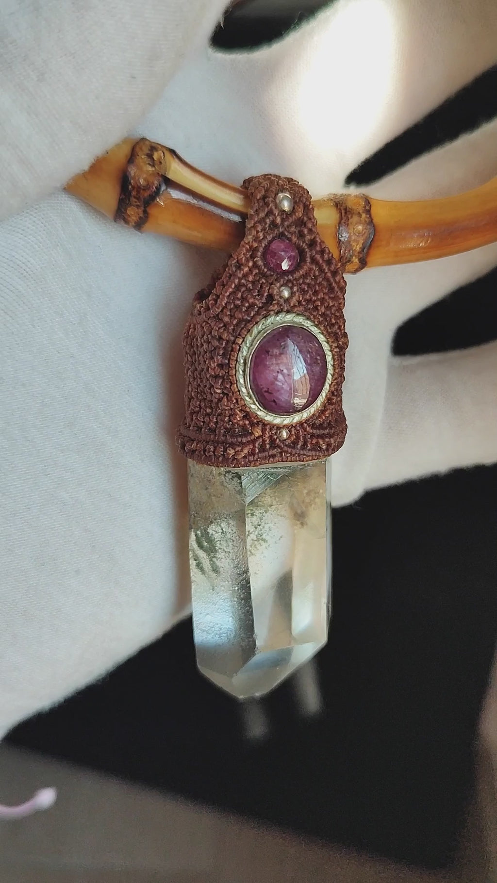 Macramé kwarts ketting met chloriet en sterrobijn 
